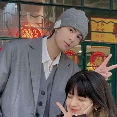 娱乐吃瓜酱情侣官宣,甜蜜瞬间引网友热议”